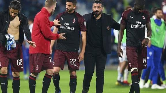 TA：在麦克拉伦执教牙买加时，他曾自掏腰包为工作人员买机票（TA：麦克拉伦执教牙买加期间曾自费为工作人员购机票）