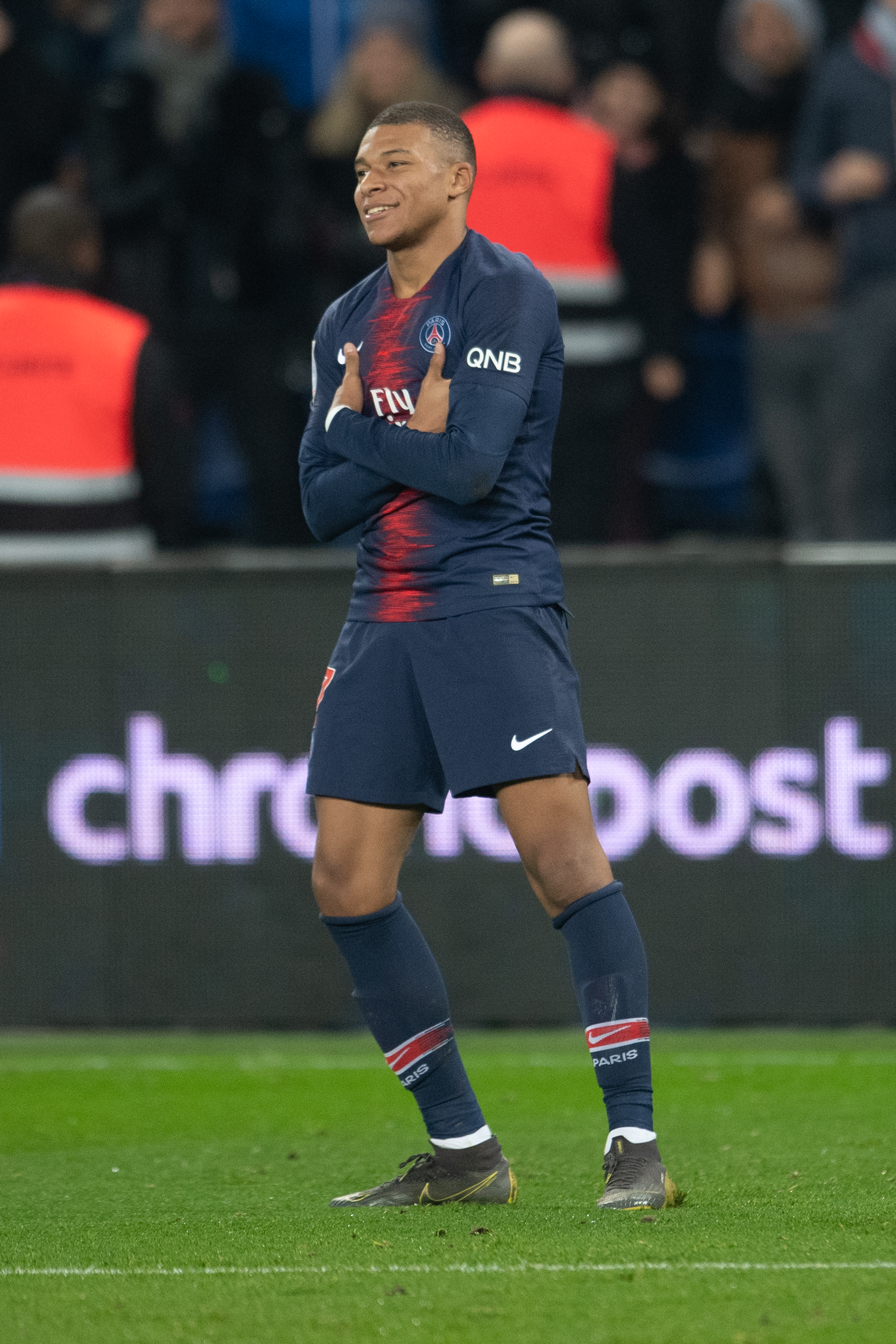 詹姆斯助攻队友完成精彩扣篮（詹姆斯妙传助队友上演精彩暴扣）