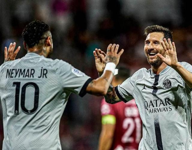 杜兰特超神表现率队逆转取胜（杜兰特神勇爆发带队上演逆转胜）